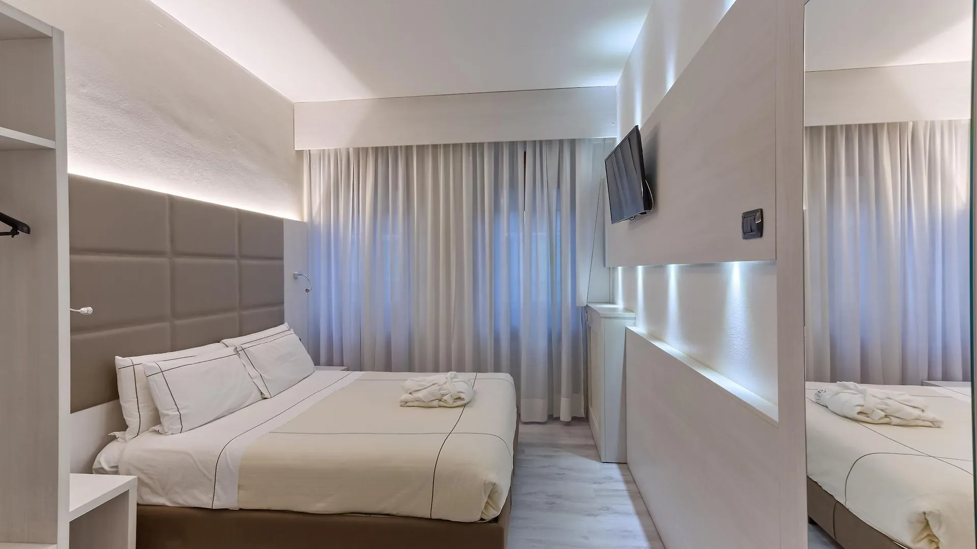 Agape Hotel Aa Hotels Milan 4*,